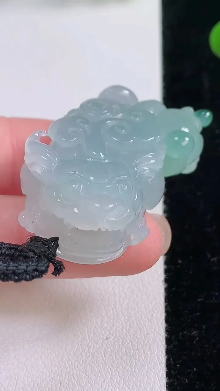 天然A货翡翠貔貅吊坠，尺寸42-23.5-12.9，重量:29.33g
11月25日