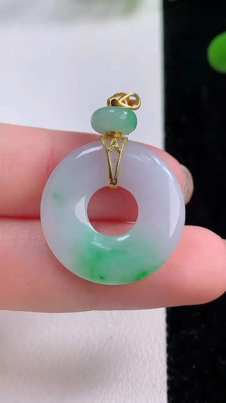 天然A货翡翠平安环吊坠，尺寸23-3.7，重量:5.67g
11月25日