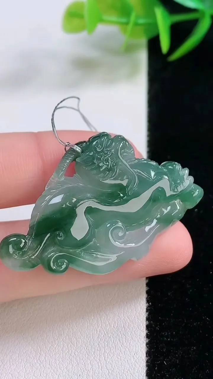 天然A货翡翠冰种飘花麒麟吊坠，尺寸26.8-44.4-6.9，重量:11.30g
11月25日