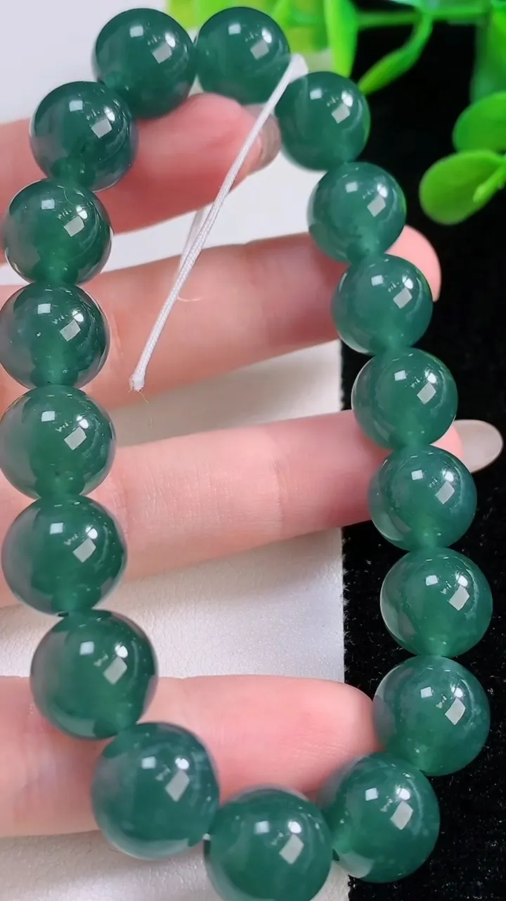 天然A货翡翠圆珠手串，尺寸11.6-18颗，重量:51.09g11月25日
工厂直销收藏佳品,种好水足，色泽均匀，有种有色，上手高大气！