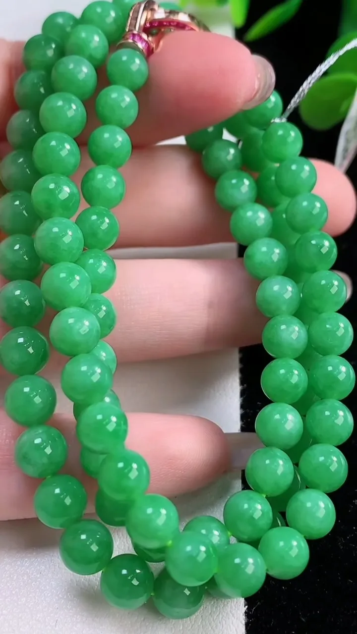 天然A货翡翠圆珠项链，尺寸6.5-87颗，重量:43.35g11月25日
工厂直销收藏佳品,种好水足，色泽均匀，有种有色，上手高大气！