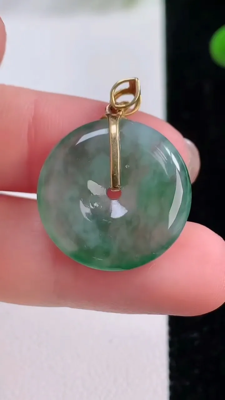 天然A货翡翠种飘花平安扣吊坠，尺寸20.8-3.6，重量:3.77g
11月25日