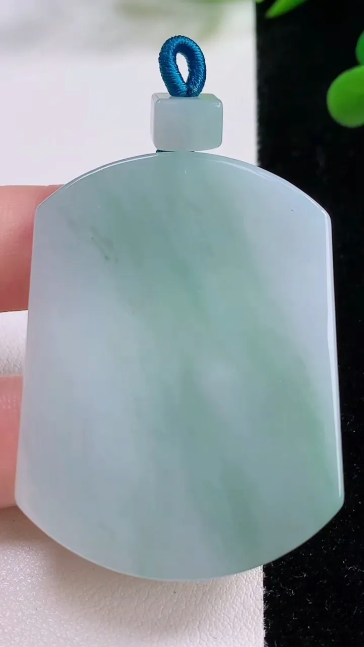 天然A货翡翠无事牌吊坠，尺寸49.7-37.5-5.5，重量:31.11g
11月25日