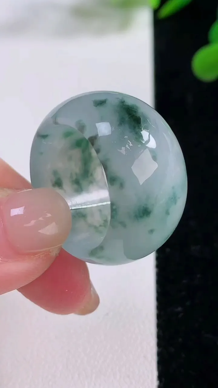 天然A货翡翠冰种飘花指环扳指，尺寸20.6-14.7-3.7，重量:13.37g2025年11月25