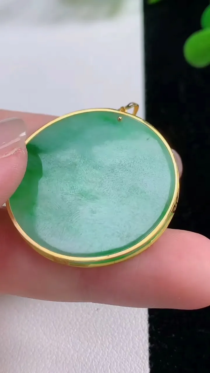 天然A货翡翠无事牌吊坠，尺寸30.5-2.8，重量:7.06g
11月25日