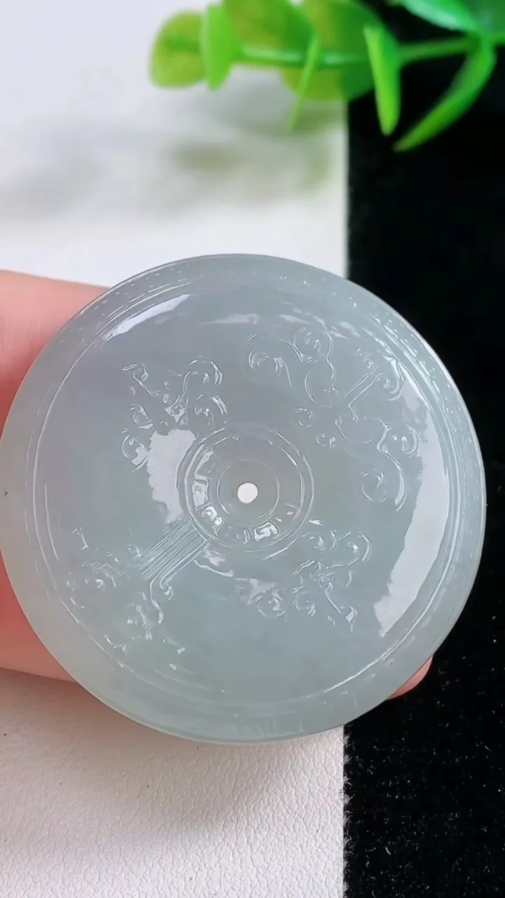 天然A货翡翠复古平安扣吊坠，尺寸44-10.4，重量:44.66g
11月25日