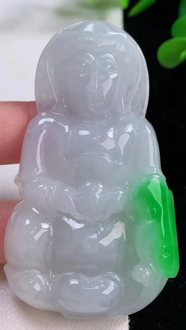 天然A货翡翠观音菩萨吊坠，尺寸71.3-40.9-9.1，重量:45.10g
11月25日