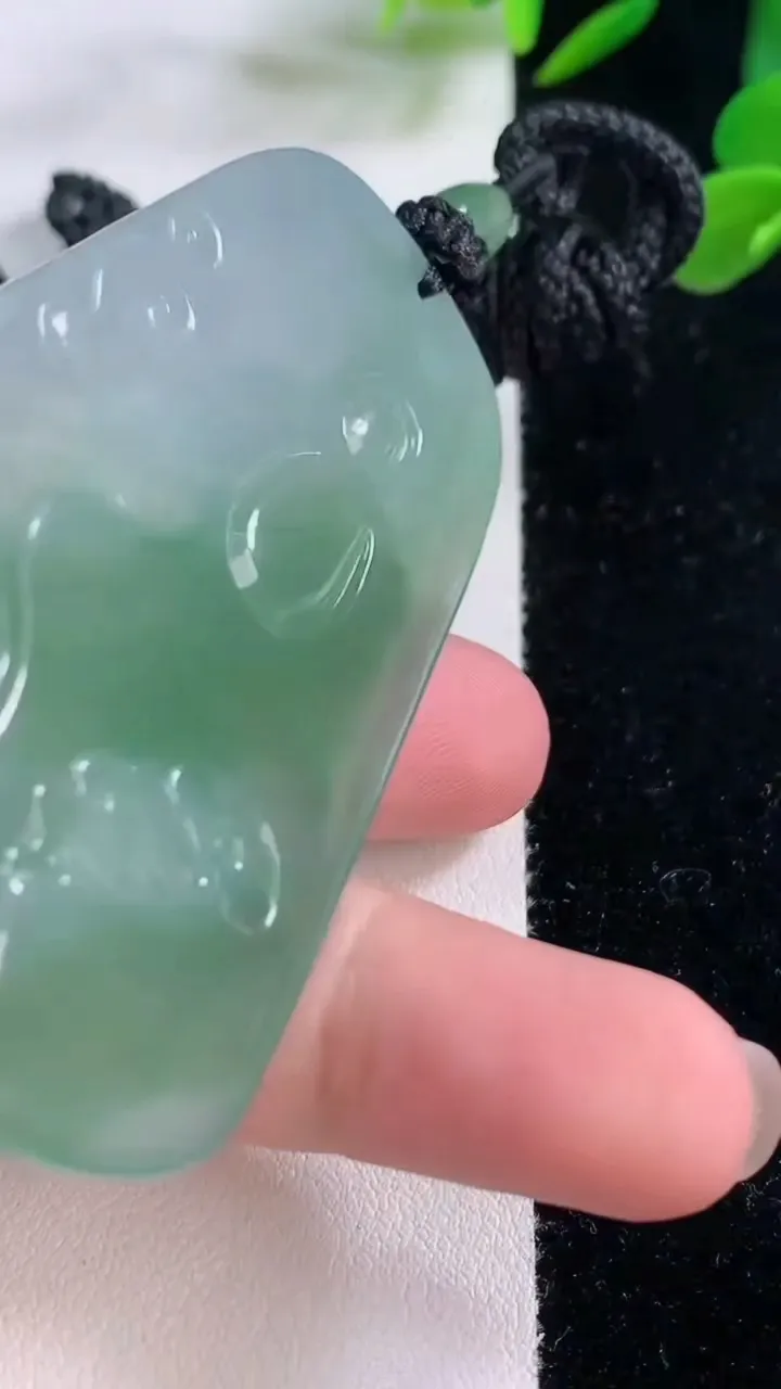 天然A货翡翠普贤菩萨吊坠，尺寸68.4-42.8-5.3，重量:36.32g
11月25日