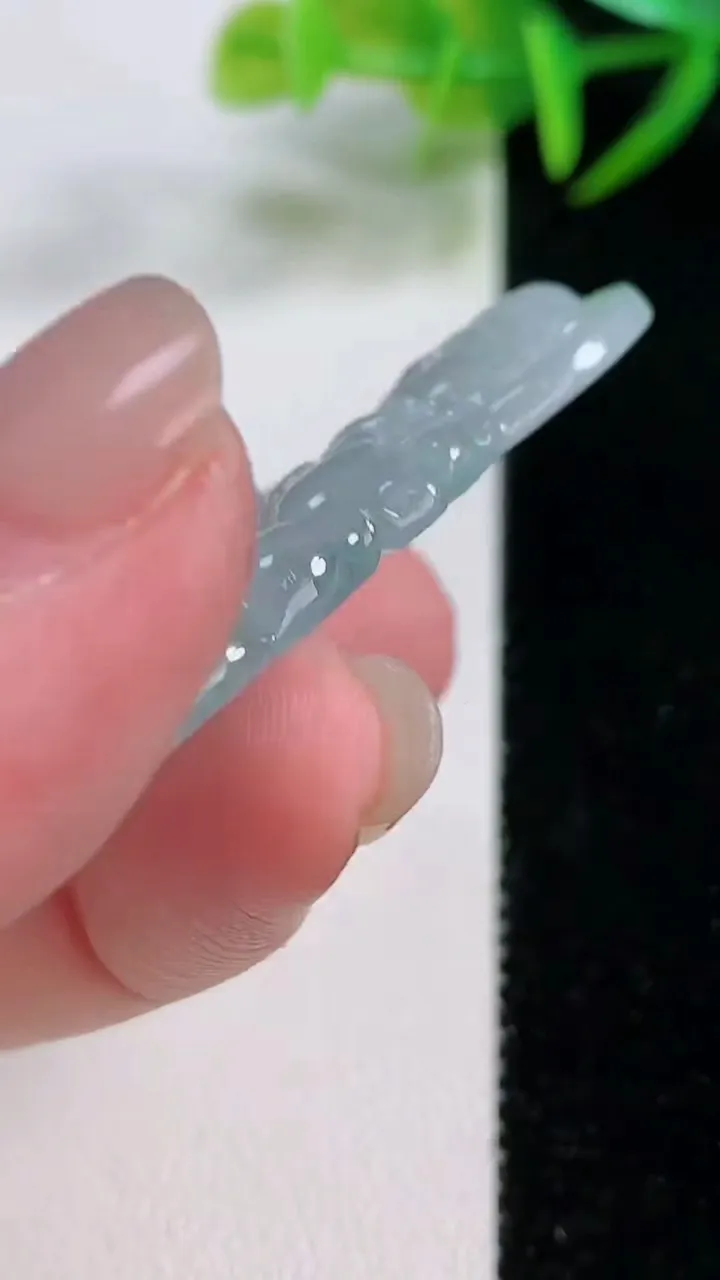 天然A货翡翠观音菩萨吊坠，尺寸53.2-26.8-5.2，重量:14.68g
11月25日