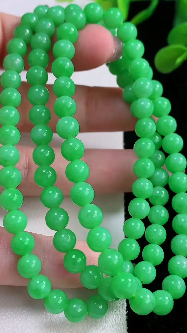天然A货翡翠圆珠项链，尺寸6.2-99颗，重量:37.81g11月25日
工厂直销收藏佳品,种好水足，色泽均匀，有种有色，上手高大气！