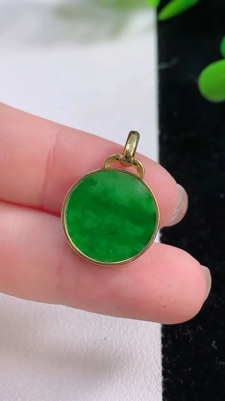 天然A货翡翠无事牌吊坠，尺寸16-2，重:1.80g
11月25日
