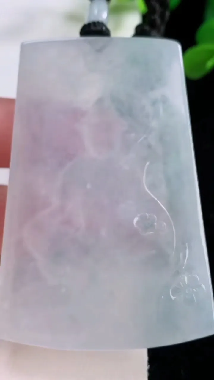 天然A货翡翠种飘花大势至菩萨吊坠，尺寸65.6-44.4-5.6，重量:45.41g
11月25日