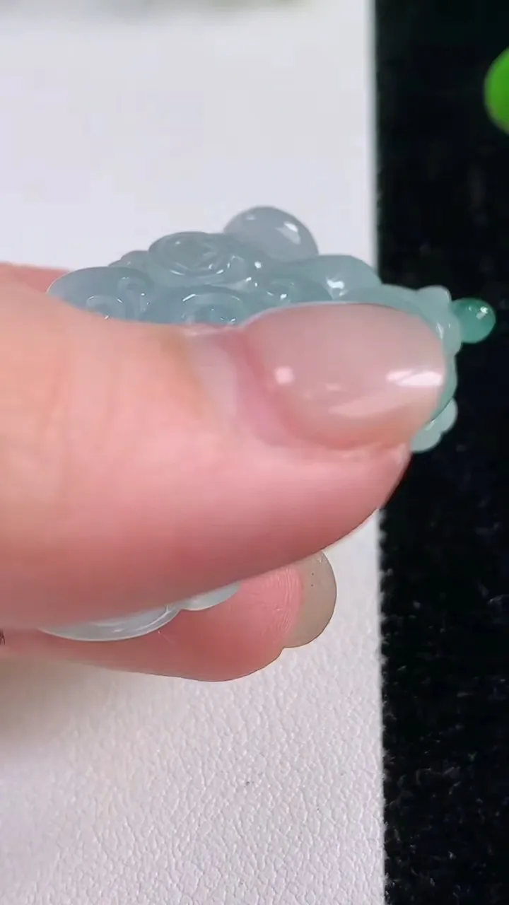 天然A货翡翠貔貅吊坠，尺寸42-23.5-12.9，重量:29.33g
11月25日