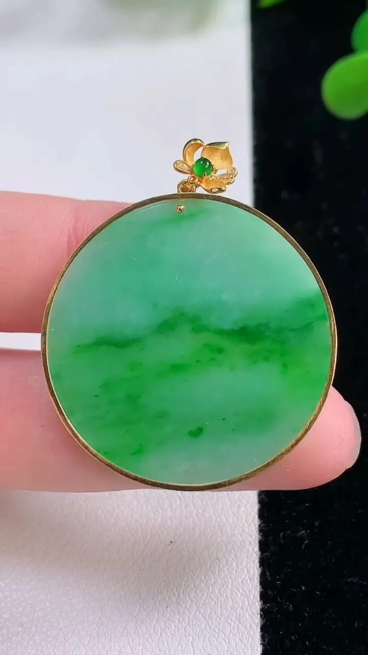 天然A货翡翠无事牌吊坠，尺寸30.5-2.8，重量:7.06g
11月25日