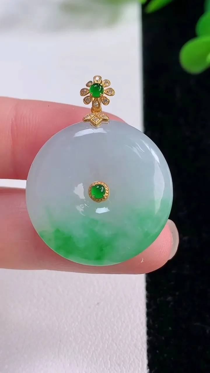 天然A货翡翠平安扣吊坠，尺寸26-5.7，重量:9.12g
11月25日