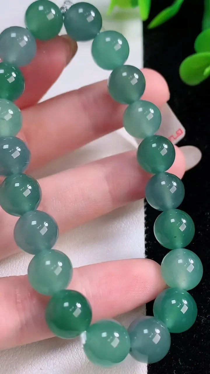 天然A货翡翠圆珠手串，尺寸9.7-20颗，重量:32.86g11月25日
工厂直销收藏佳品,种好水足