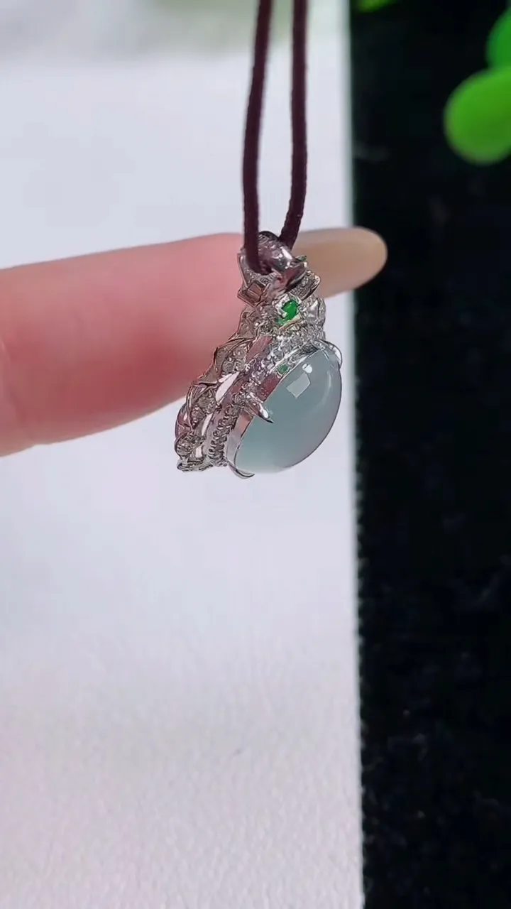 天然A货翡翠种白冰蛋面吊坠，尺寸22.2-15.4-8.2，裸石10.4-9.7重量:2.32g
11月25日