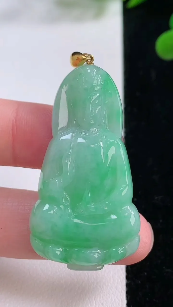天然A货翡翠观音菩萨吊坠，尺寸43.8-23.8-5.2，重量:11.54g
11月25日