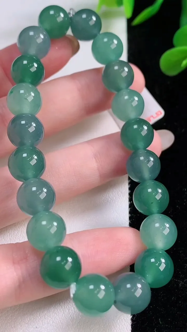 天然A货翡翠圆珠手串，尺寸9.7-20颗，重量:32.86g11月25日
工厂直销收藏佳品,种好水足