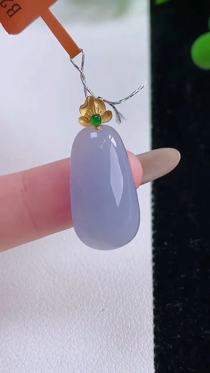天然A货翡翠18K金紫罗兰福瓜吊坠，尺寸22.3-12-6.7，重量:3.46g
11月25日