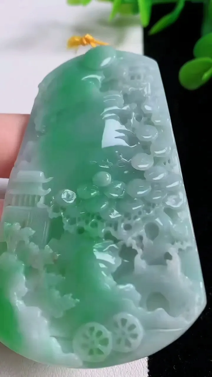 天然A货翡翠山水牌吊坠，尺寸48.7-49.8-5.7，重量:47.59g
11月25日