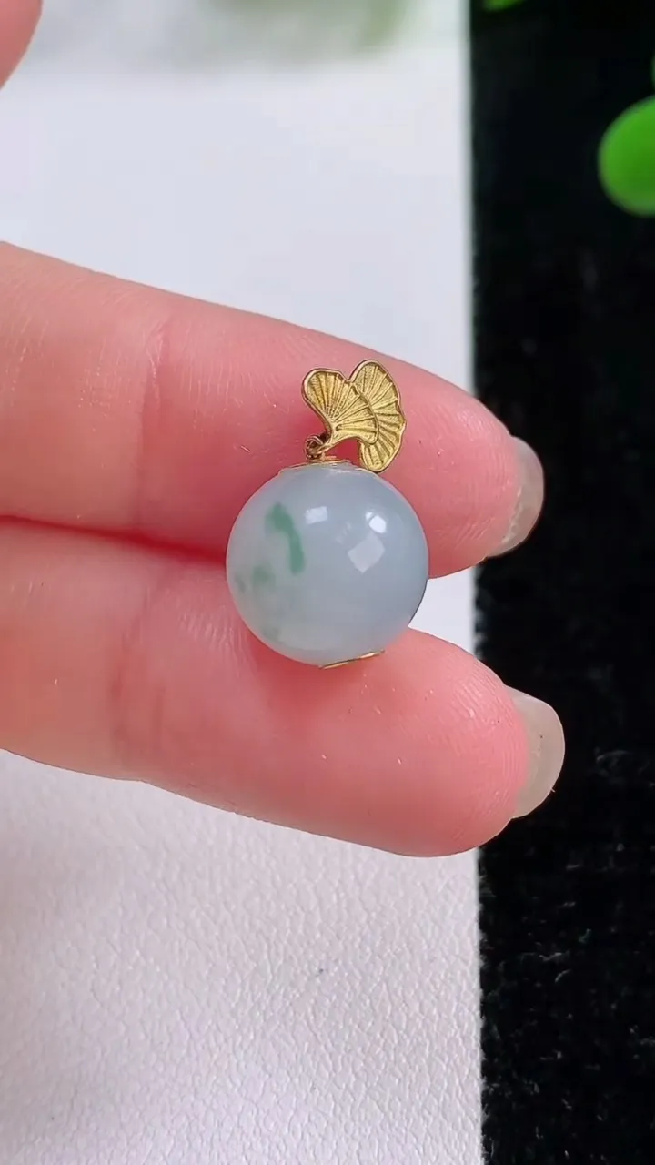 天然A货翡翠圆珠吊坠，尺寸11.3，重量:4.01g11月25日
工厂直销收藏佳品,种好水足，色泽均