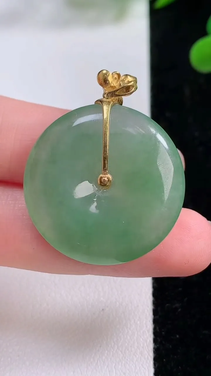 天然A货翡翠平安扣吊坠，尺寸28.9-5.7，重量:10.42g
11月25日