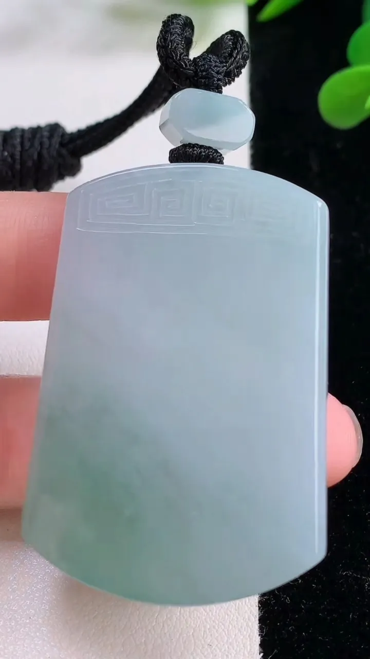 天然A货翡翠仿古无事牌吊坠，尺寸49-33.2-8.1，重量:44.12g
11月25日