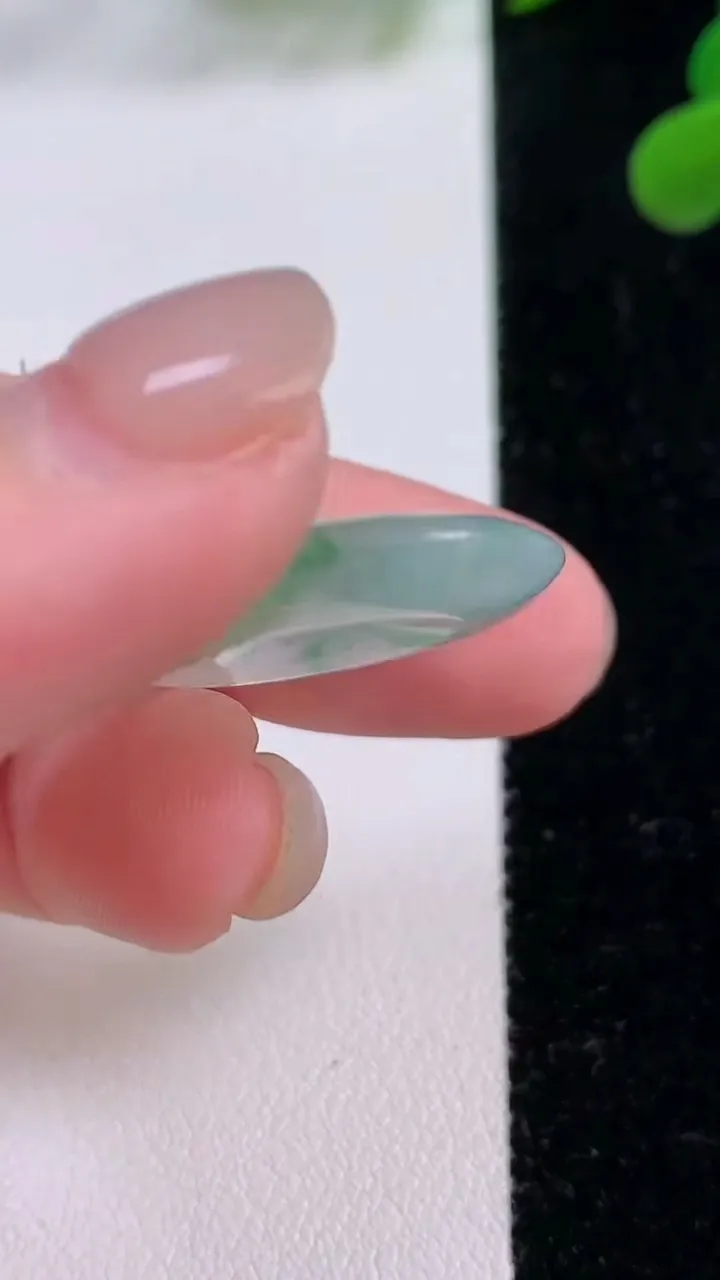 天然A货翡翠冰种飘花平安扣吊坠，尺寸24.5-4.6，重量:5.84g
11月25日