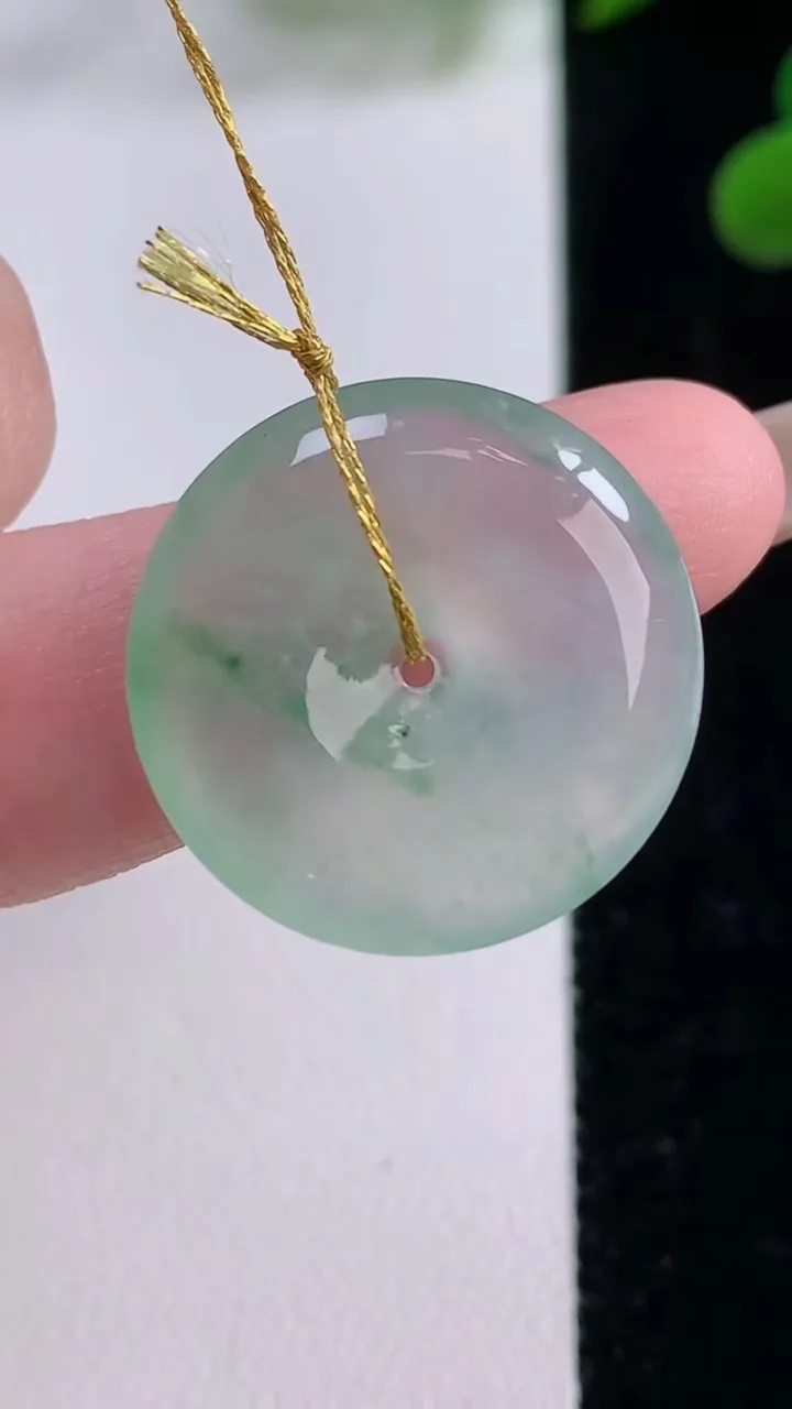 天然A货翡翠冰种飘花平安扣吊坠，尺寸22-4.4，重量:4.83g
11月25日