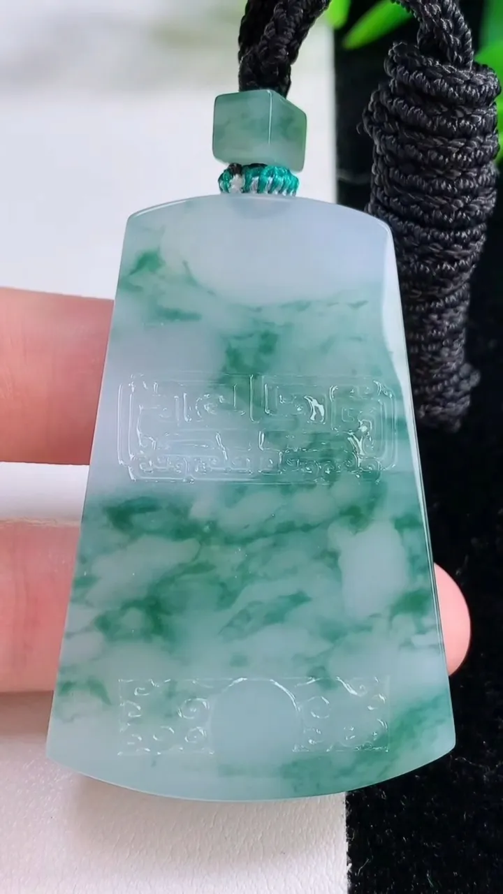 天然A货翡翠种飘花仿古无事牌吊坠，尺寸53.3-34.8-5.7，重量:33.20g
11月25日