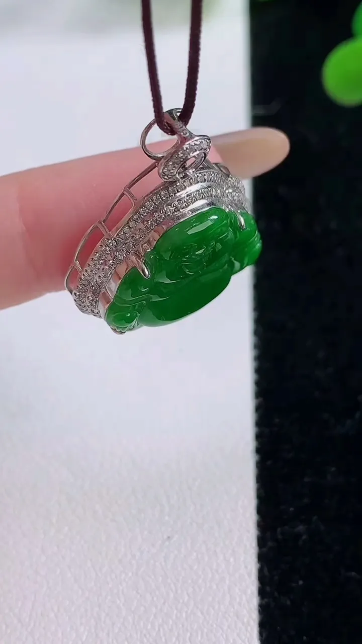天然A货翡翠佛公吊坠，尺寸27.6-21.5-7.8，裸石16.4-18.8重量:4.23g
11月25日