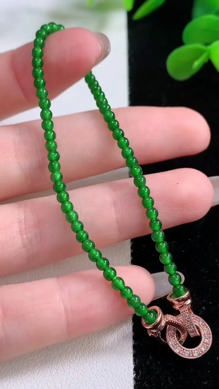 天然A货翡翠小米珠手串，尺寸2.6-62颗，重量:3.79g11月25日
工厂直销收藏佳品,种好水足，色泽均匀，有种有色，上手高大气！