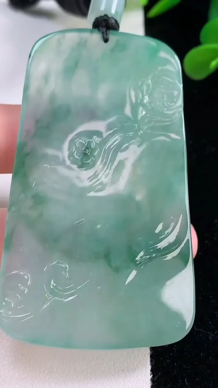 天然A货翡翠大势至菩萨吊坠，尺寸70-40.8-5.5，重量:42.19g
11月25日