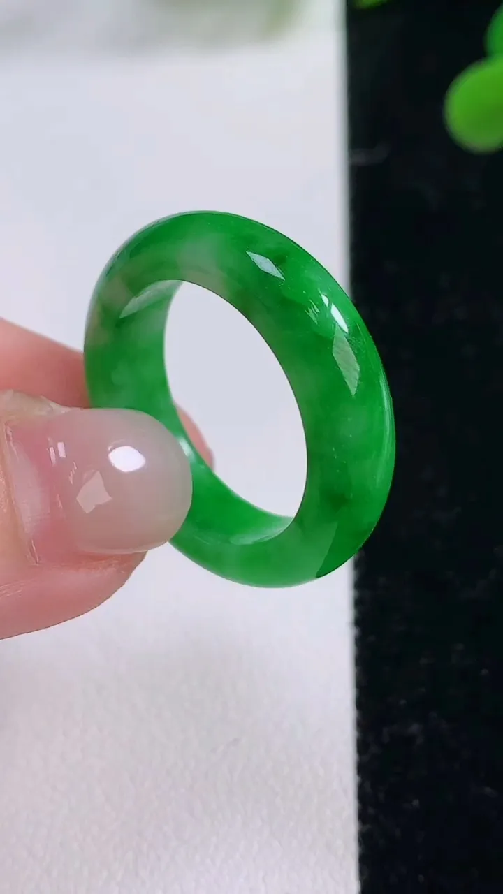 天然A货翡翠指环戒指，尺寸20-6-3.6，重量:5.66g2025年11月25日
工厂直销收藏佳品