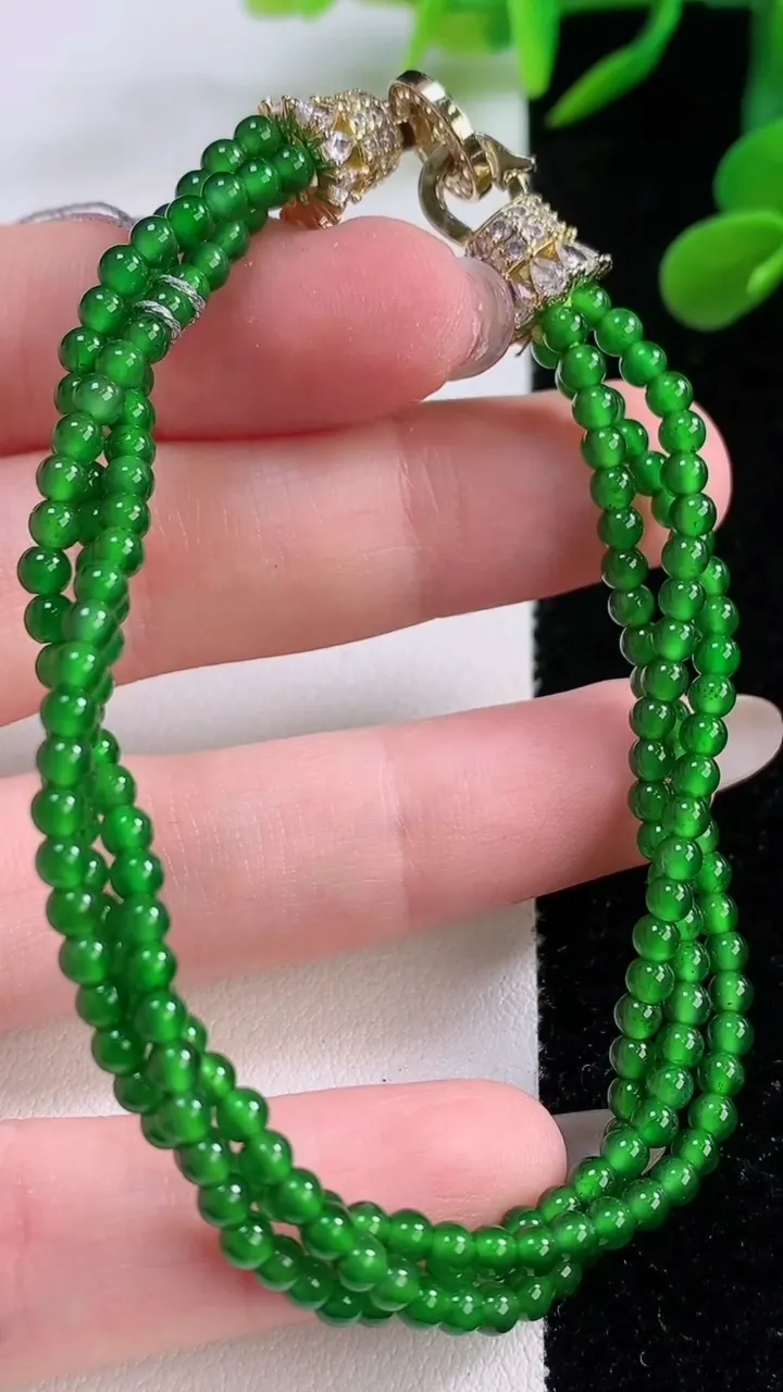 天然A货翡翠小米珠手串，尺寸2.8，重量:11.54g11月25日
工厂直销收藏佳品,种好水足，色泽均匀，有种有色，上手高大气！