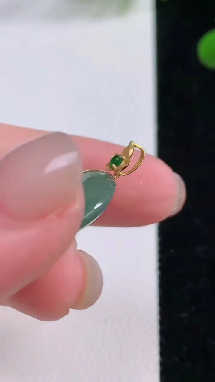 天然A货翡翠种飘花平安环吊坠，尺寸21.5-5.1，重量:4.67g
11月25日