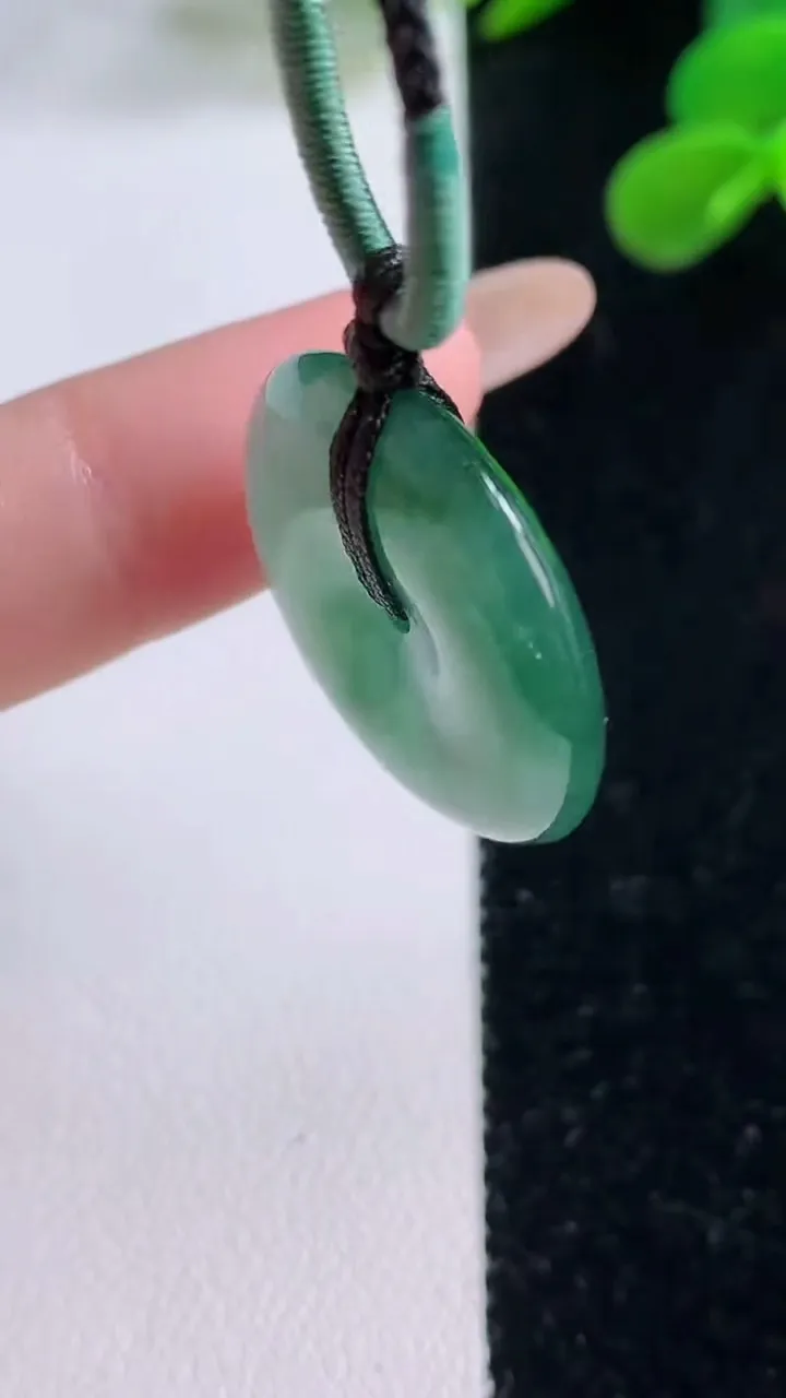 天然A货翡翠平安扣吊坠，尺寸23.3-5.1，重量:6.80g
11月25日