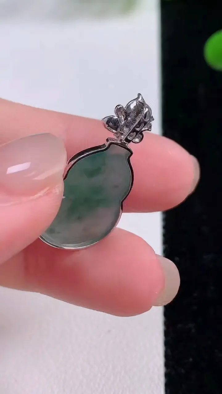 天然A货翡翠种飘花葫芦吊坠，尺寸20-15.2-4.9，重量:3.17g
11月25日