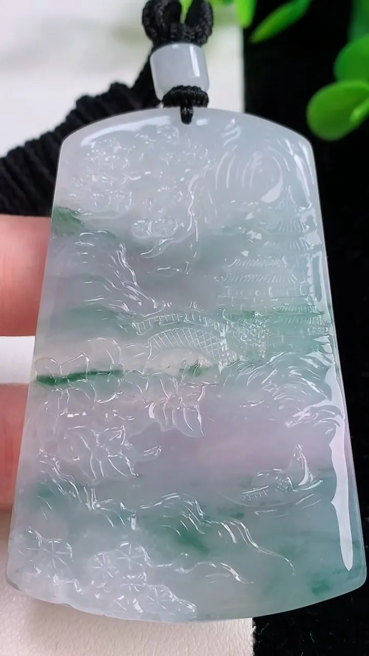 天然A货翡翠种飘花山水牌吊坠，尺寸64-41.4-5.4，重量:40.36g
11月25日