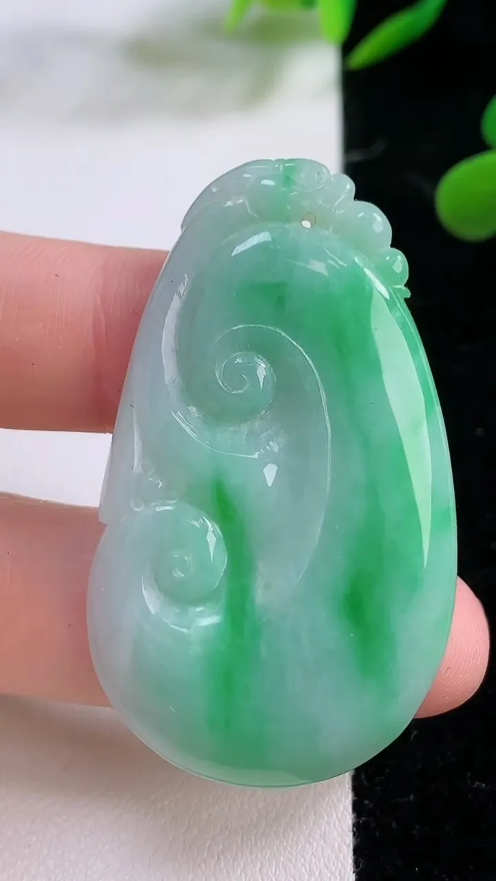 天然A货翡翠如意吊坠，尺寸48.8-28.5-4.2，重:12.42g
11月25日