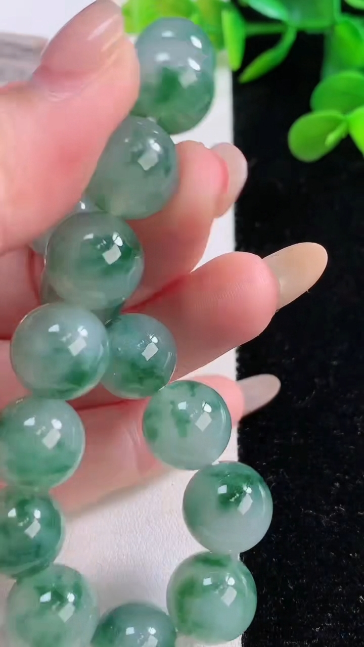 天然A货翡翠种飘花圆珠手串，尺寸12.3-17颗，重量:55.12g11月25日
工厂直销收藏佳品,种好水足，色泽均匀，有种有色，上手高大气！
