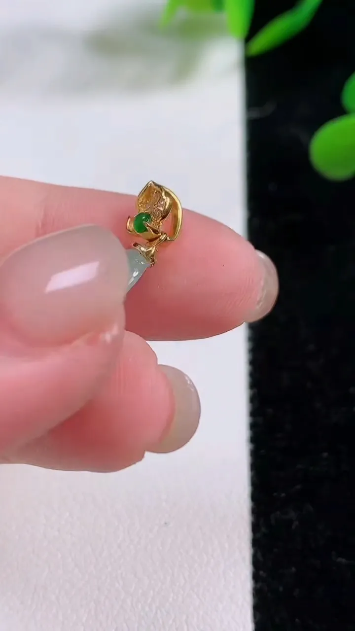 天然A货翡翠葫芦吊坠，尺寸16.3-11-4.6，重:1.88g
11月25日