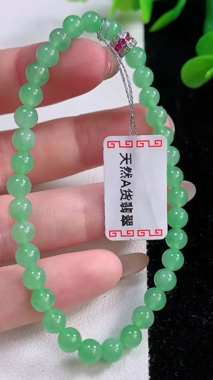 天然A货翡翠圆珠手串，尺寸5.2-35颗，重量:9.37g11月25日
工厂直销收藏佳品,种好水足，色泽均匀，有种有色，上手高大气！