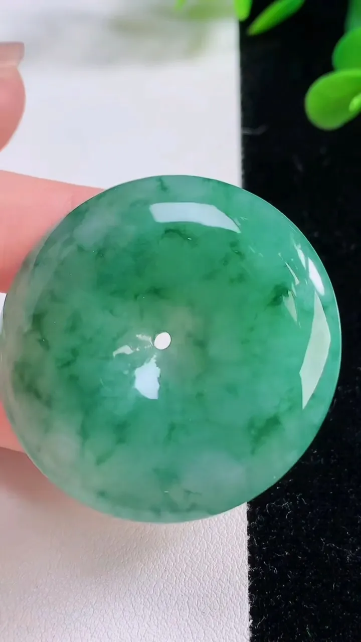 天然A货翡翠平安扣吊坠，尺寸42.7-7.3，重量:27.96g
11月25日