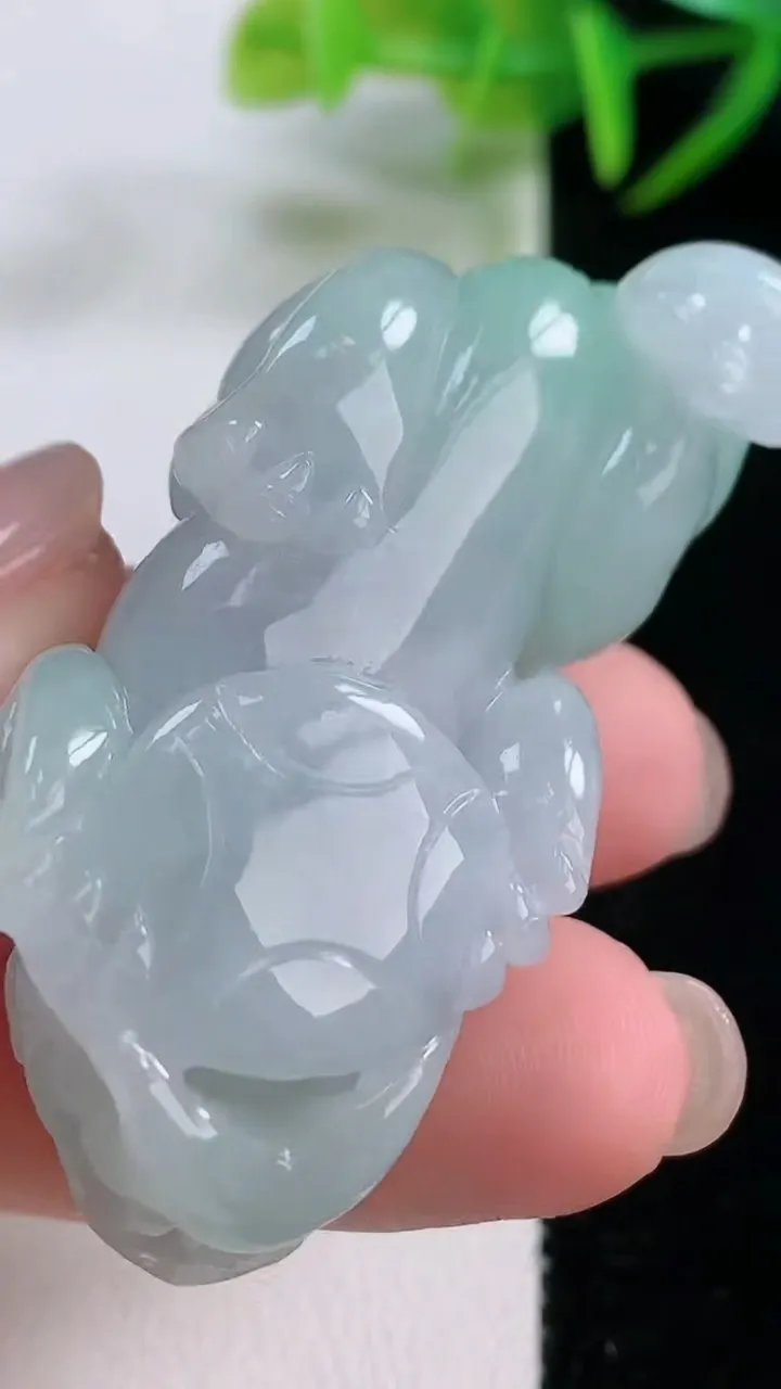 天然A货翡翠貔貅吊坠，尺寸49.3-22.6-15.5，重量:40.36g
11月25日