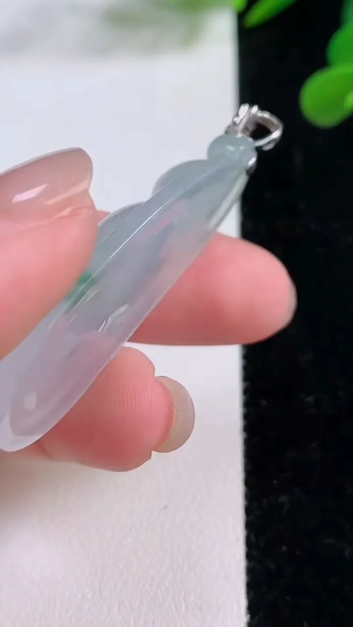 天然A货翡翠种飘花福豆吊坠，尺寸47.2-18-7.3，重量:10.96g
11月25日