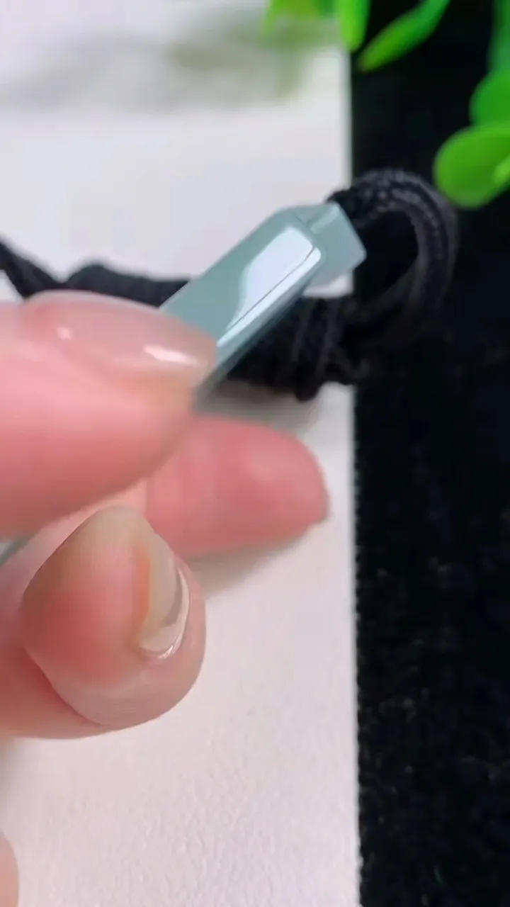 天然A货翡翠飘花无事牌吊坠，尺寸53.4-39.4-5.7，重量:38.97g
11月25日