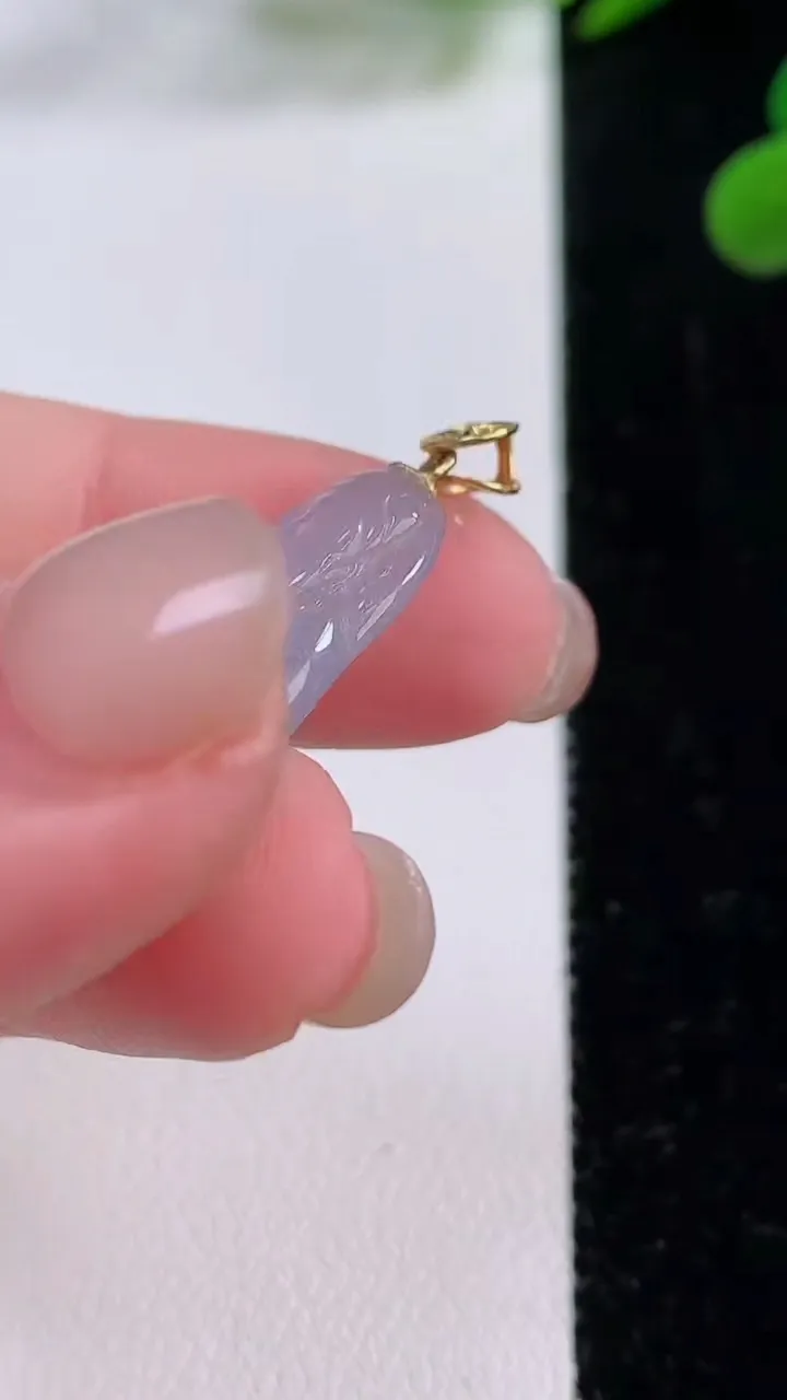 天然A货翡翠种飘花财神爷吊坠，尺寸25.4-15.6-4，重量:3.46g
11月25日