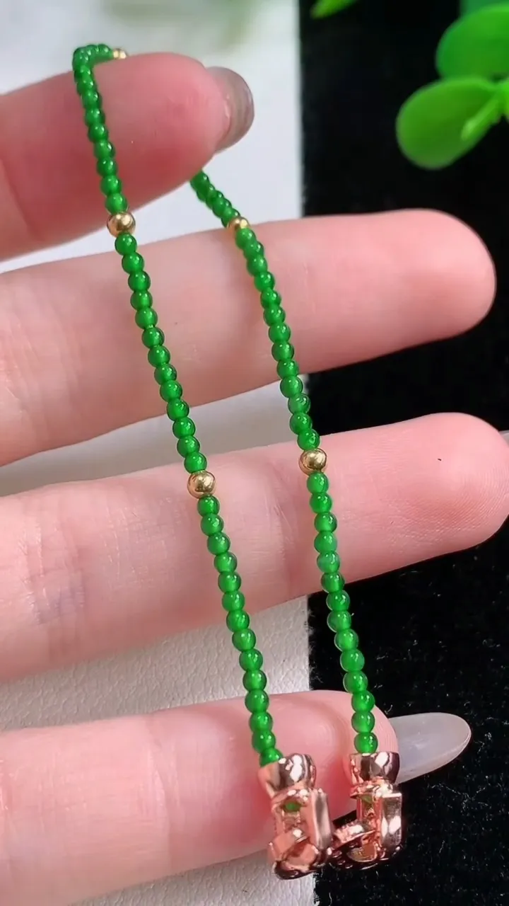 天然A货翡翠小米珠手串，尺寸1.8-80颗，重量:2.36g11月25日
工厂直销收藏佳品,种好水足，色泽均匀，有种有色，上手高大气！